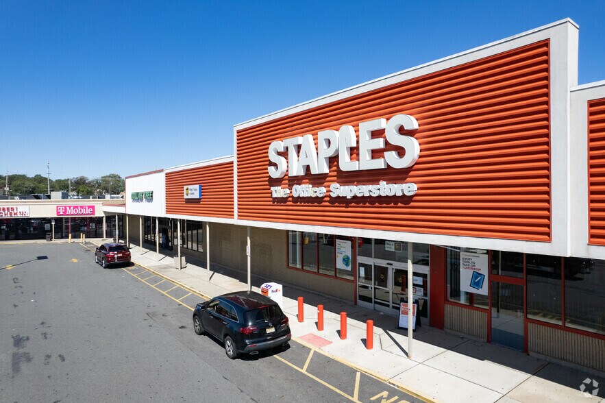 More Photos Of 107-135 Bloomfield Ave, Bloomfield Storefront For Lease