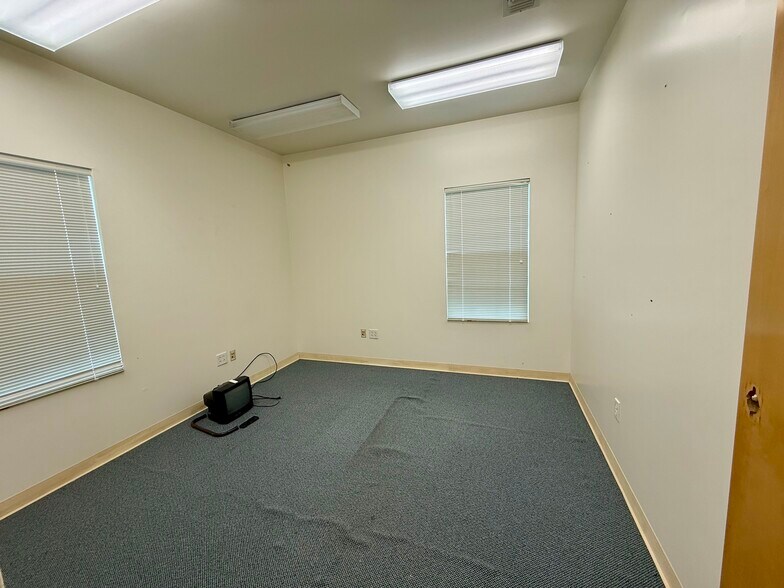 More Photos Of 2410 S Main St, Lindale Office For Sale