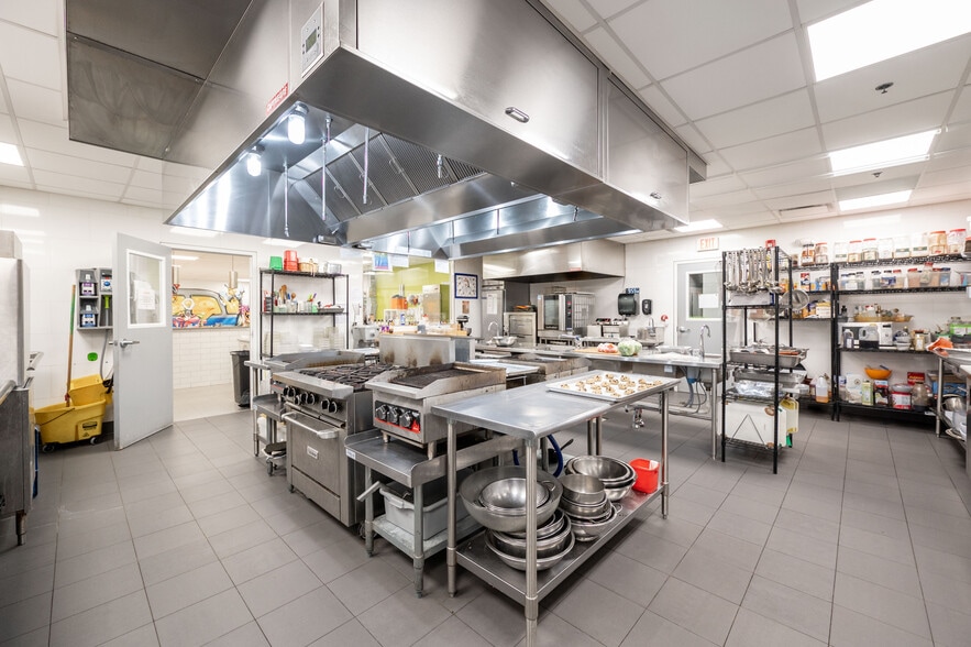 More Photos Of 16-18 Trowbridge Dr, Bethel Light Manufacturing For Sale