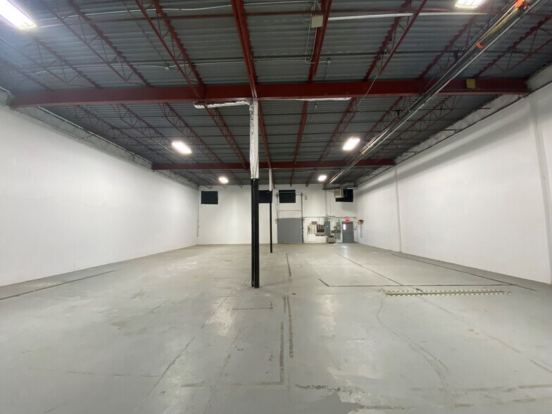 More Photos Of 78-80 Boul Brunswick, Dollard-des-Ormeaux Light Distribution For Sale