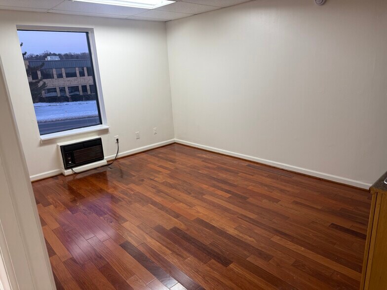 More Photos Of 7631 Fullerton Rd, Springfield Warehouse For Lease