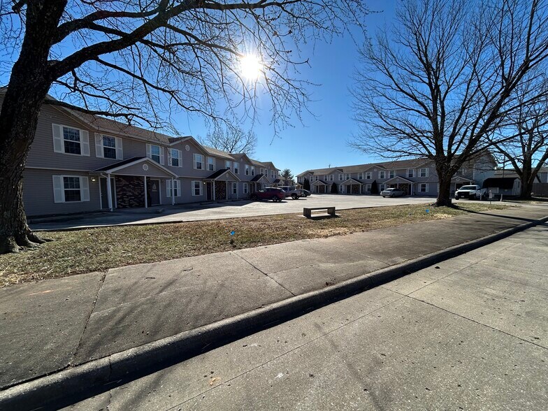 More Photos Of 2206 E Macs Ct, Springfield Apartments For Sale