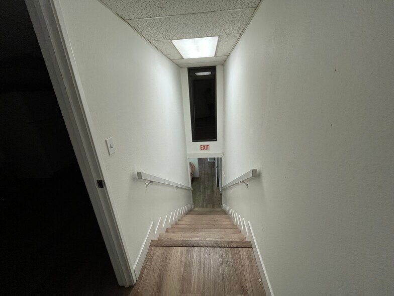 More Photos Of 18307 Napa St, Northridge Warehouse For Lease