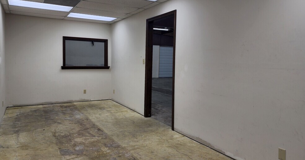 More Photos Of 5617 S 49th St, Lincoln General Retail For Lease