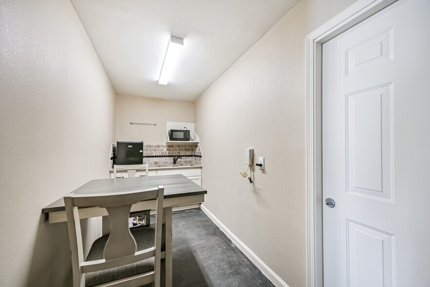 More Photos Of 2466 W Highway 6, Alvin Office Residential For Sale