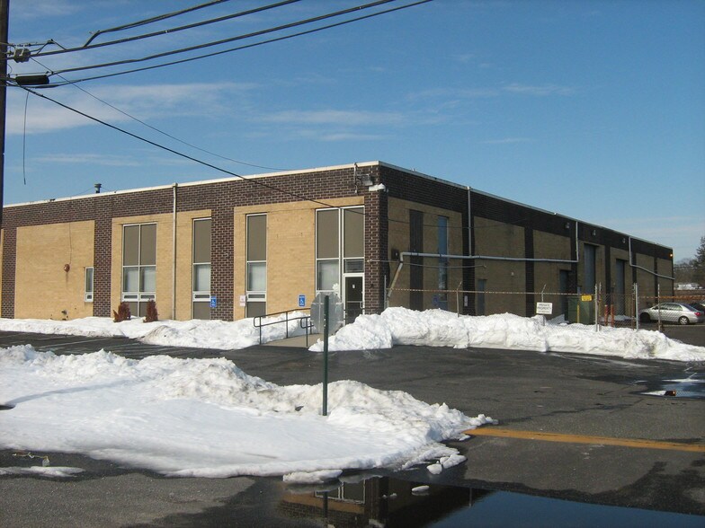 More Photos Of 36 Grand Blvd, Brentwood Industrial For Sale