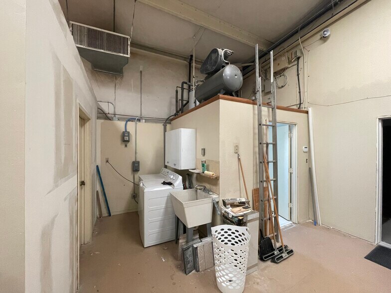 More Photos Of 712 W California Ave, Ridgecrest Warehouse For Sale