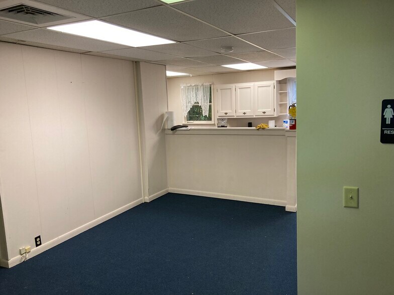 More Photos Of 1595 Hartford New London Tpke, Oakdale Freestanding For Sale