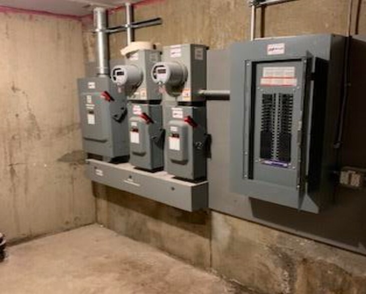 More Photos Of 406 13 St N, Lethbridge Storefront For Sale