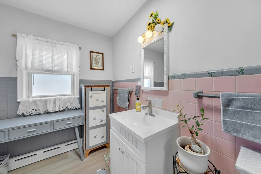 More Photos Of 625 Bound Brook Rd, Middlesex Freestanding For Sale