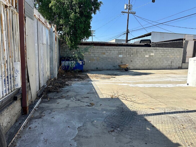 More Photos Of 10701 San Fernando Rd, Pacoima Warehouse For Lease