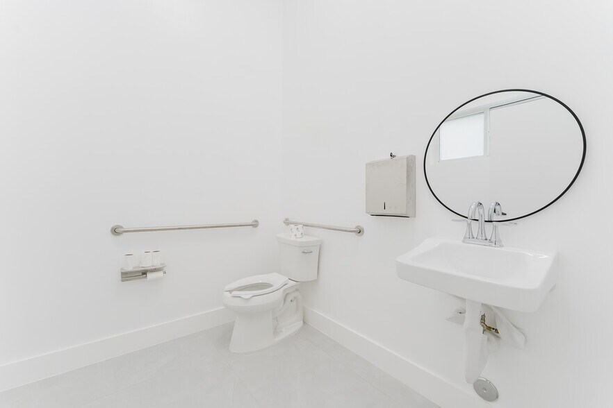 More Photos Of 654 NW 22nd Rd, Fort Lauderdale Light Distribution For Sale