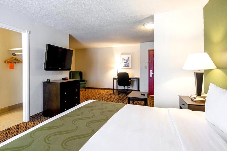 More Photos Of 658 S Westdale Dr, Wichita Hotel For Sale