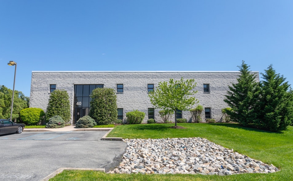 Primary Photo Of 40 McCullough Dr, New Castle Flex For Sale