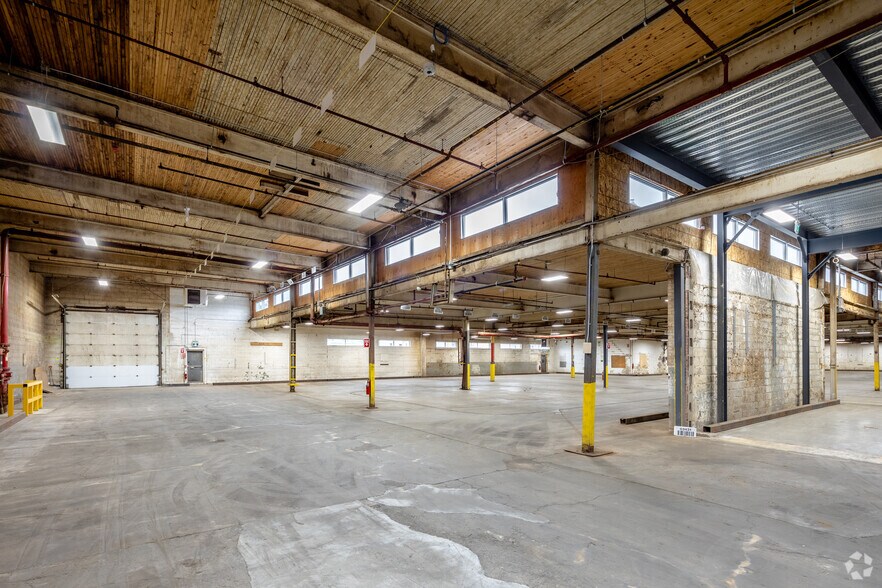 More Photos Of 677 Rue Douville, Granby Warehouse For Lease