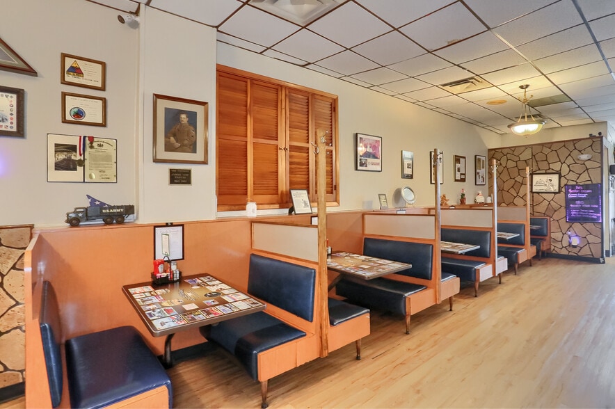 More Photos Of 463 Maplewood Ave, Ambridge Restaurant For Sale