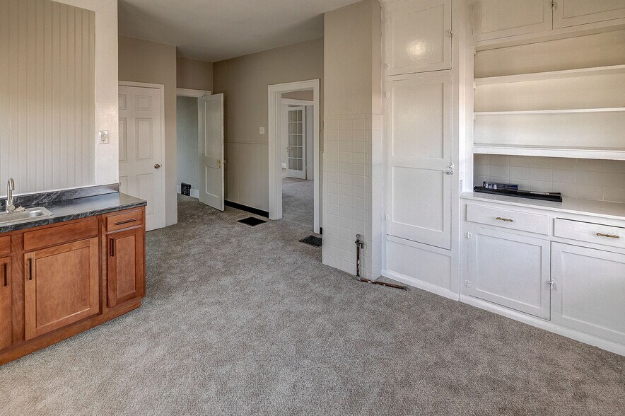 More Photos Of 302 N High St, Belleville Freestanding For Sale