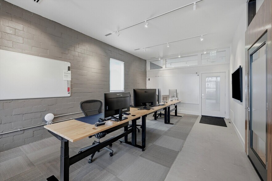 More Photos Of 118 W Chestnut St, Denison Office For Sale