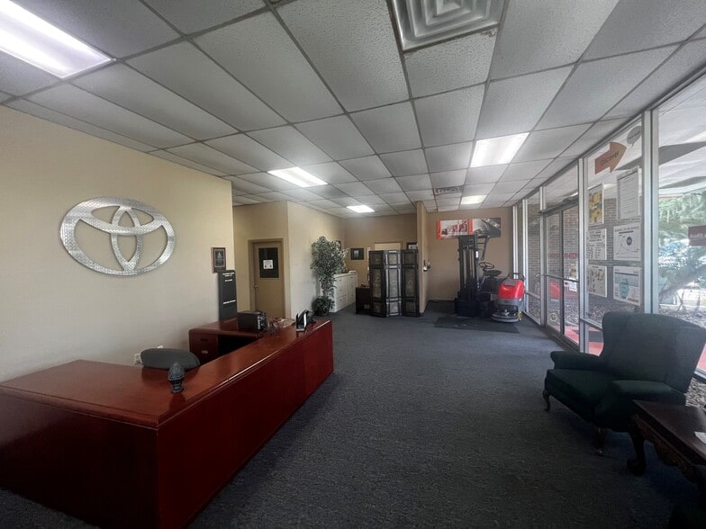 More Photos Of 560 Cynthia St, Jacksonville Warehouse For Sale