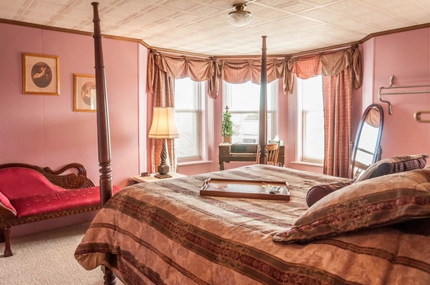 More Photos Of 201 Steele St, Algoma Hotel For Sale
