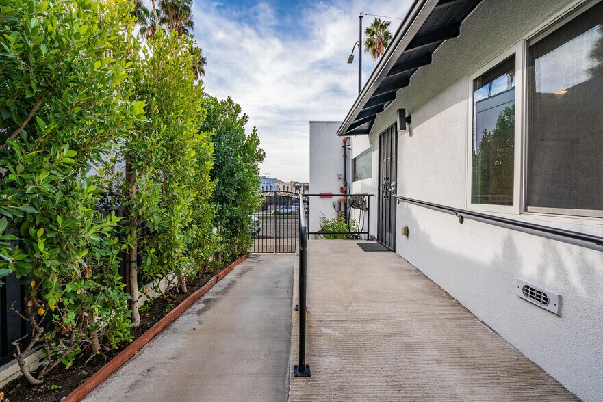 More Photos Of 910 S Glenoaks Blvd, Burbank Storefront Retail Office For Sale