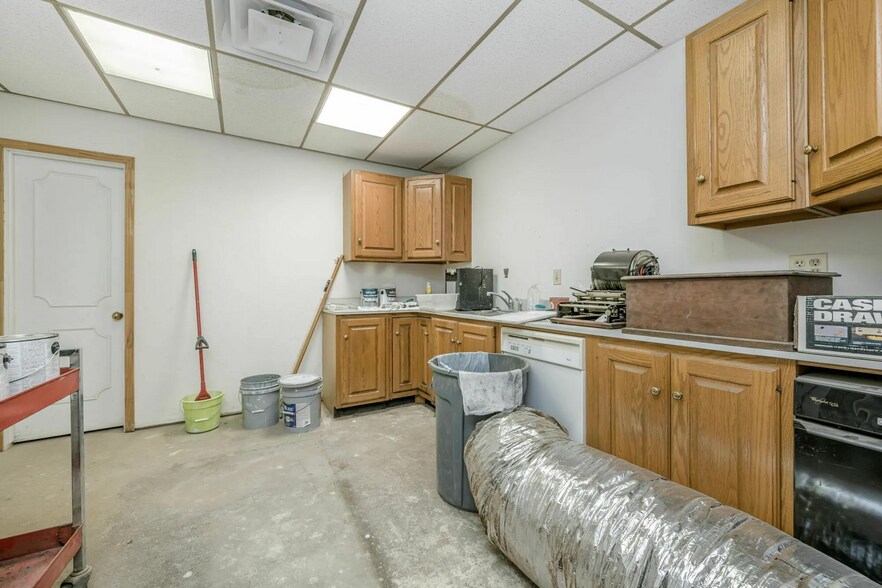 More Photos Of 712 SW 5th Ave, Amarillo Light Manufacturing For Sale