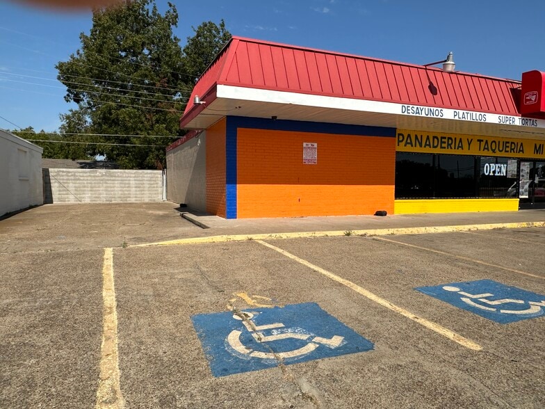 More Photos Of 1821 Crestridge Dr, Mesquite Freestanding For Sale