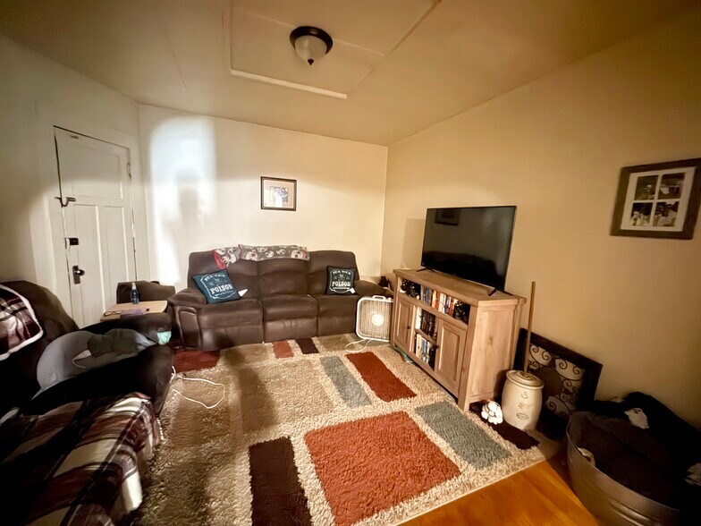 More Photos Of 3213 Washington Ave, Racine Storefront Retail Residential For Sale