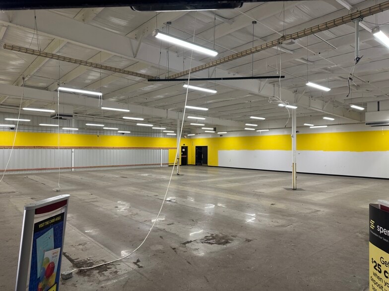 More Photos Of 16015 Lake Shore Blvd, Cleveland General Retail For Lease