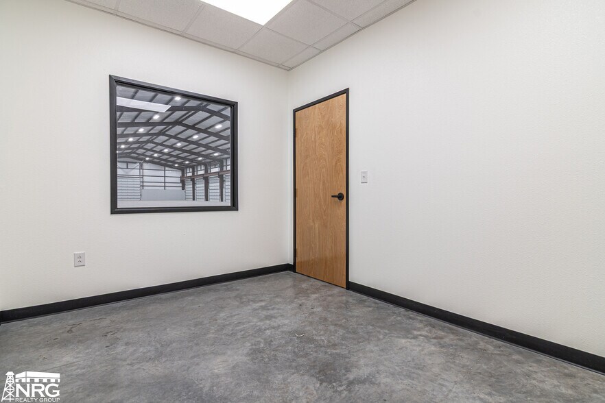 More Photos Of 9817-B Interstate 20, Midland Warehouse For Lease