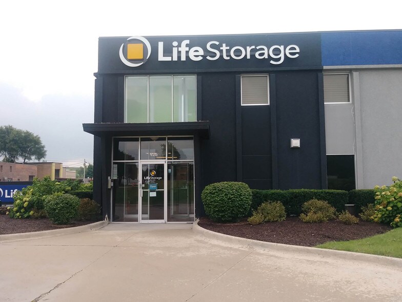 More Photos Of 426 S Westgate St, Addison Self Storage For Lease
