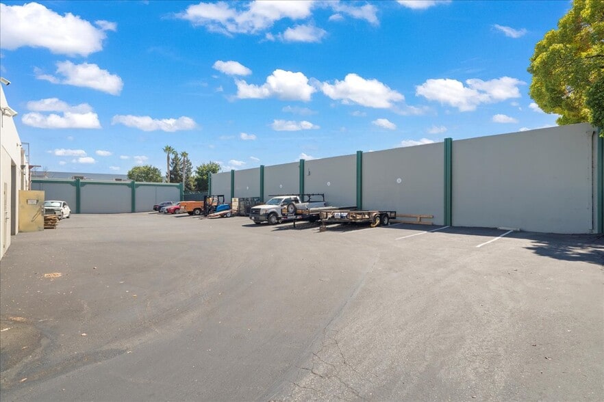 More Photos Of 290-302 Brokaw Rd, Santa Clara Warehouse For Sale