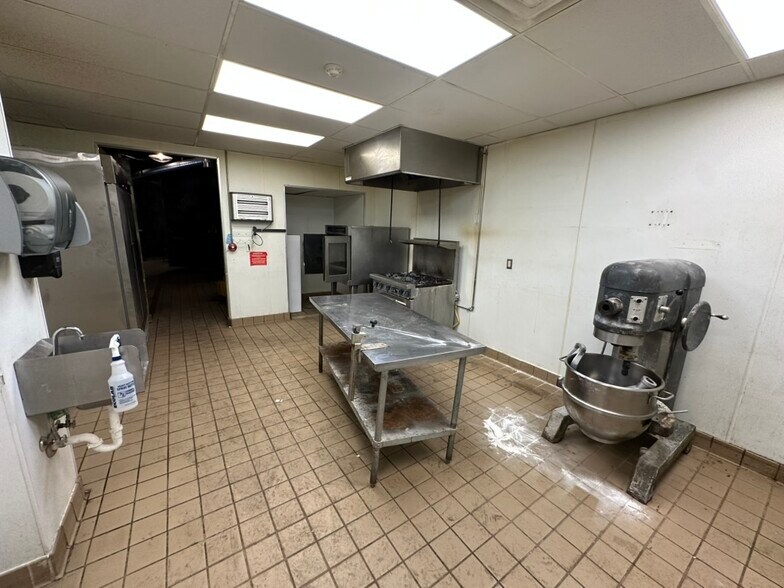 More Photos Of 638 Lake St, Wilson Freestanding For Lease