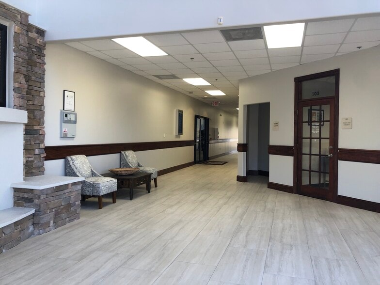 More Photos Of 2734 W Sunrise Blvd, Pearland Office For Lease