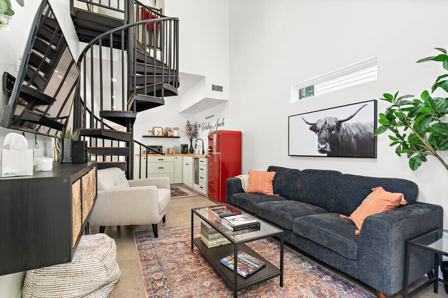 More Photos Of 511 S 10th St, Waco Specialty For Sale