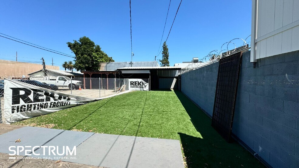 More Photos Of 7327-7329 Canoga Ave, Canoga Park Warehouse For Lease
