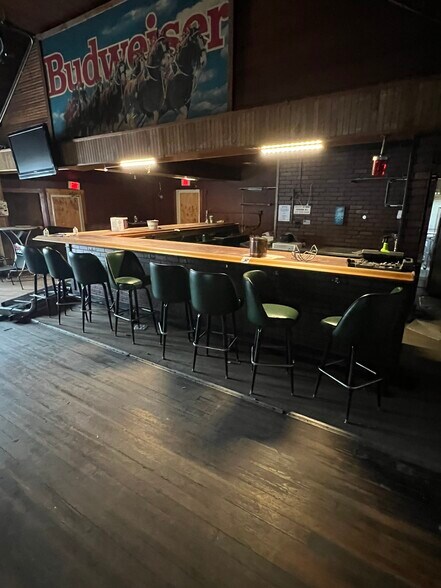 More Photos Of 100 E Grove St, Poplar Grove Freestanding For Lease