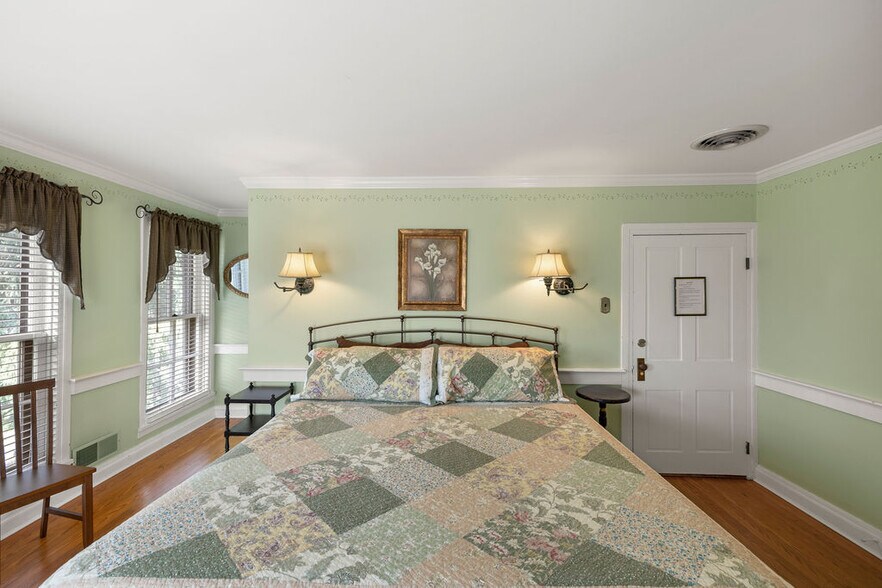 More Photos Of 40 Hospital Rd, Gettysburg Hotel For Sale