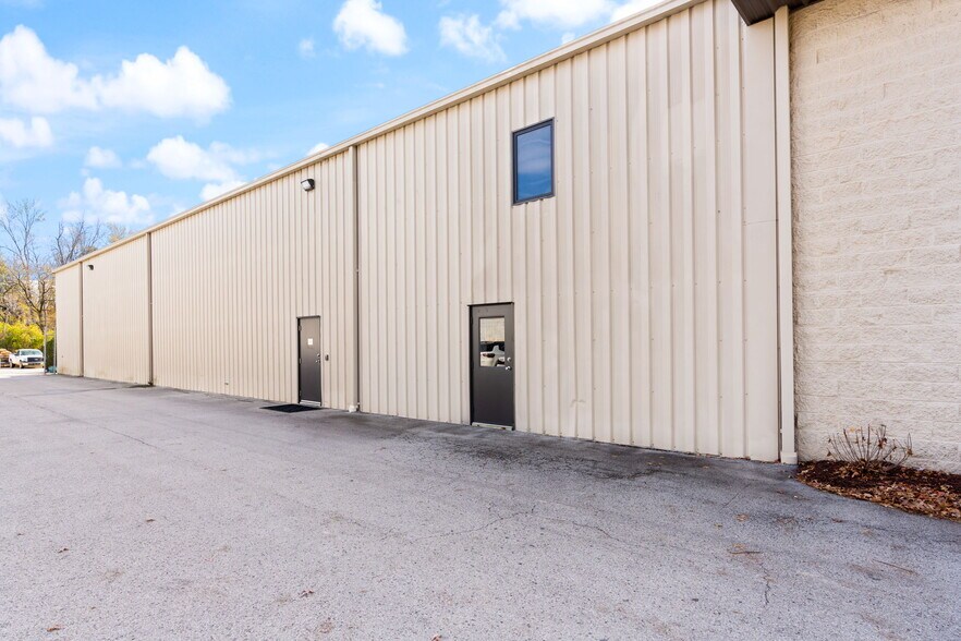 More Photos Of 3312 Gilmore Industrial Blvd, Louisville Warehouse For Lease