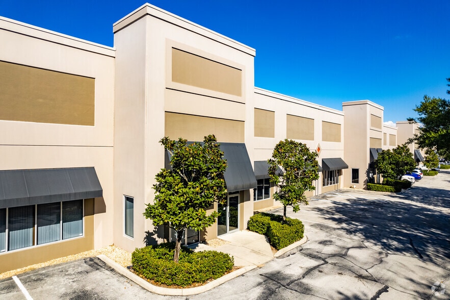 More Photos Of 7802 Kingspointe Pky, Orlando Office For Lease