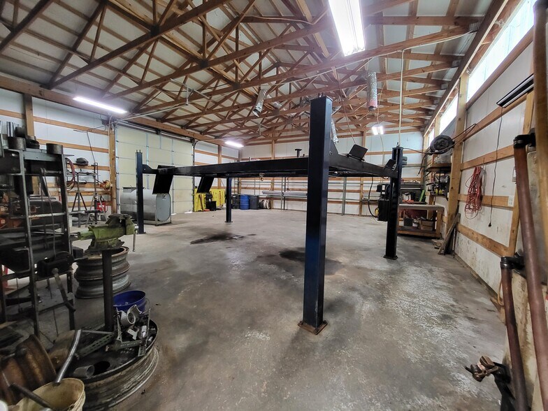 More Photos Of 569 W Valley St, Granby Auto Repair For Lease