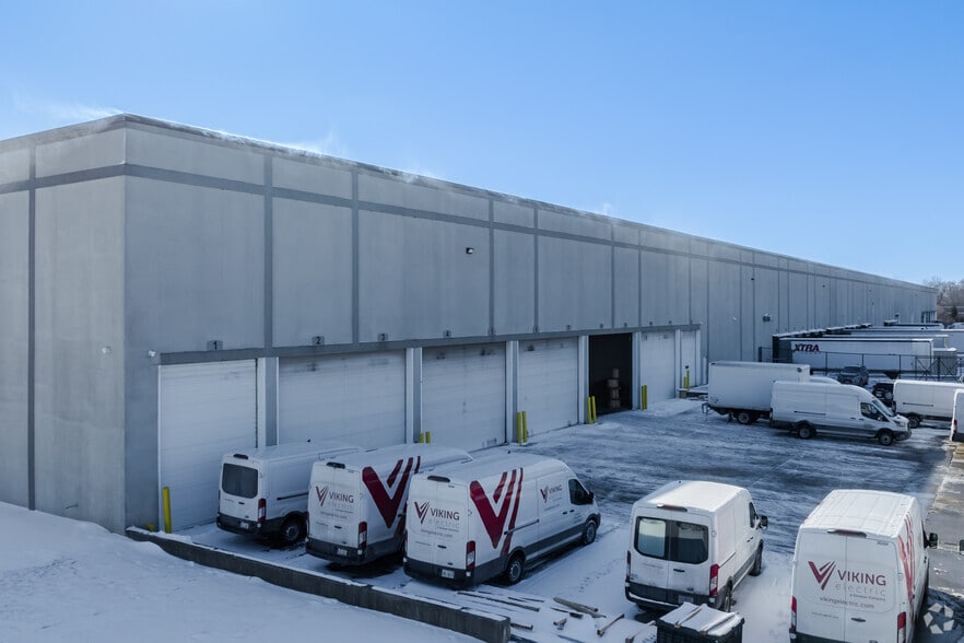 More Photos Of 880 S Rohlwing Rd, Addison Distribution For Lease