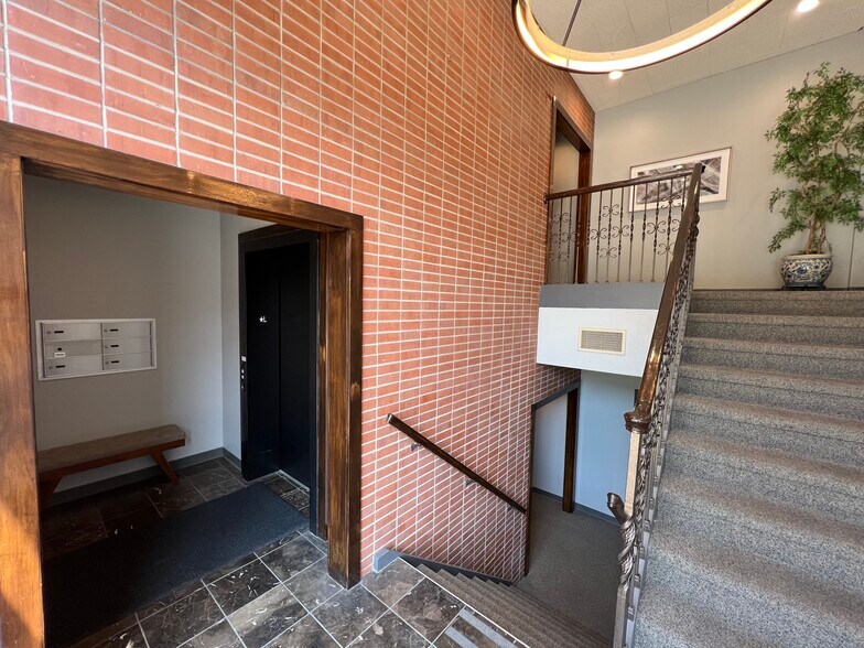 More Photos Of 4233 Roanoke Rd, Kansas City Office For Lease