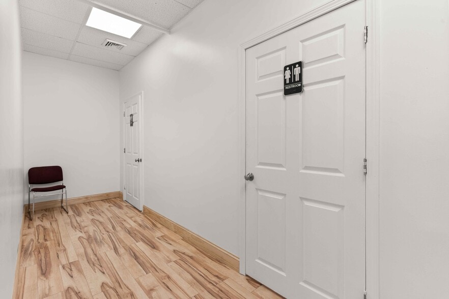 More Photos Of 1295 River St, Hyde Park Flex For Sale