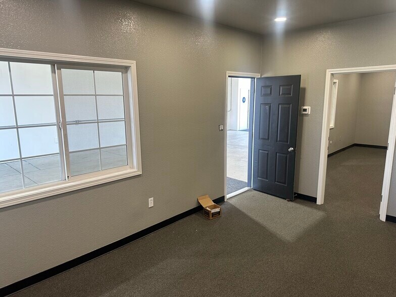 More Photos Of 3050-3052 Commerce Way, Turlock Service For Lease