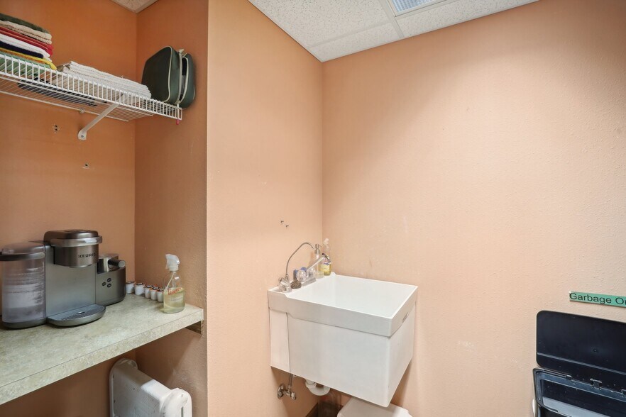 More Photos Of 101 Jones St, Barneveld General Retail For Sale