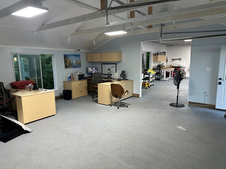 More Photos Of 861 DeKalb Pike, Center Square Industrial For Lease