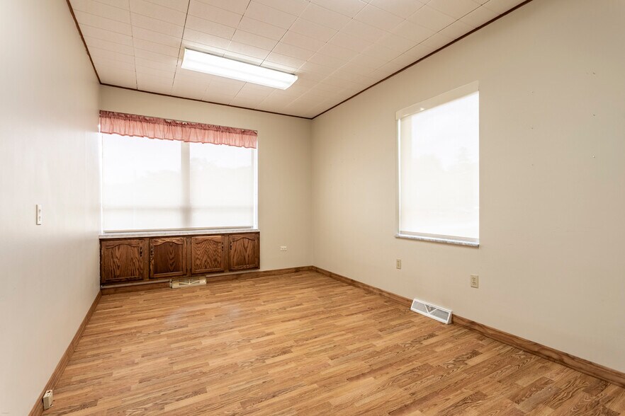 More Photos Of 1250 Franklin Ave, Brookville Office For Sale