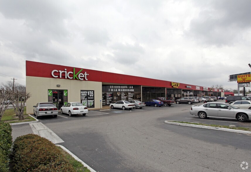 More Photos Of 7000 North Fwy, Houston Storefront For Lease