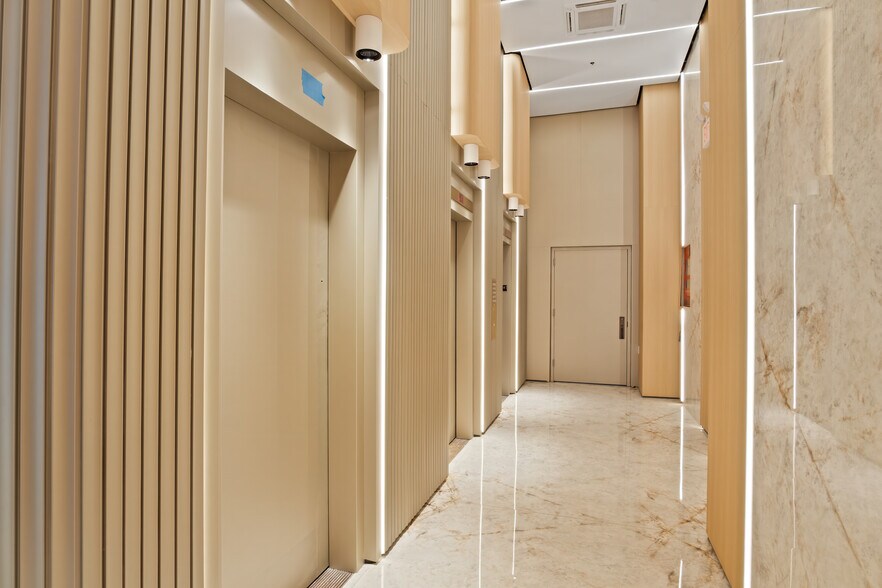 More Photos Of 363 Penn Plaza, New York Office For Lease